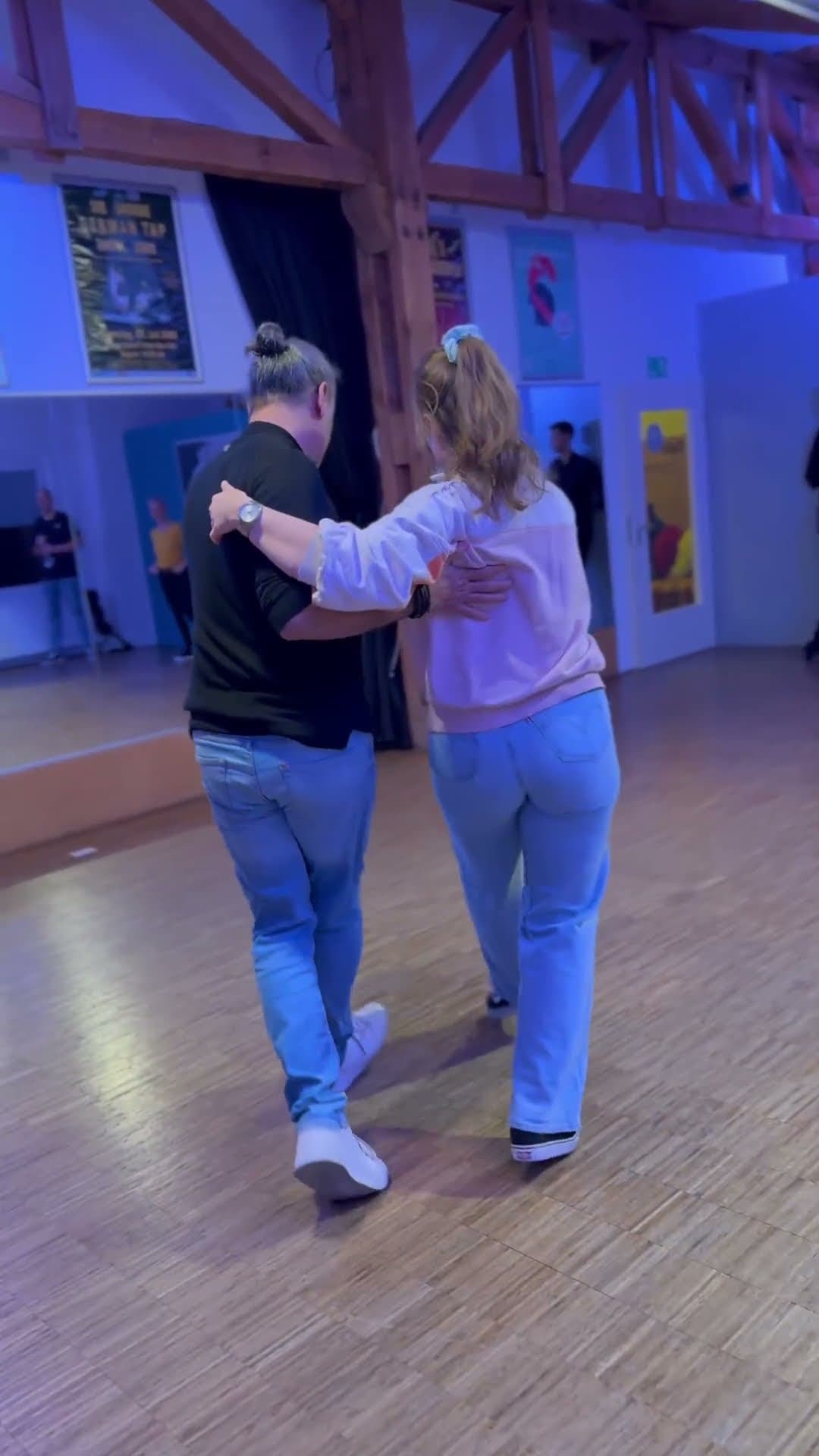 Tauche Schritt für Schritt in die Welt von Urban Kiz ein. Dave & Tabea