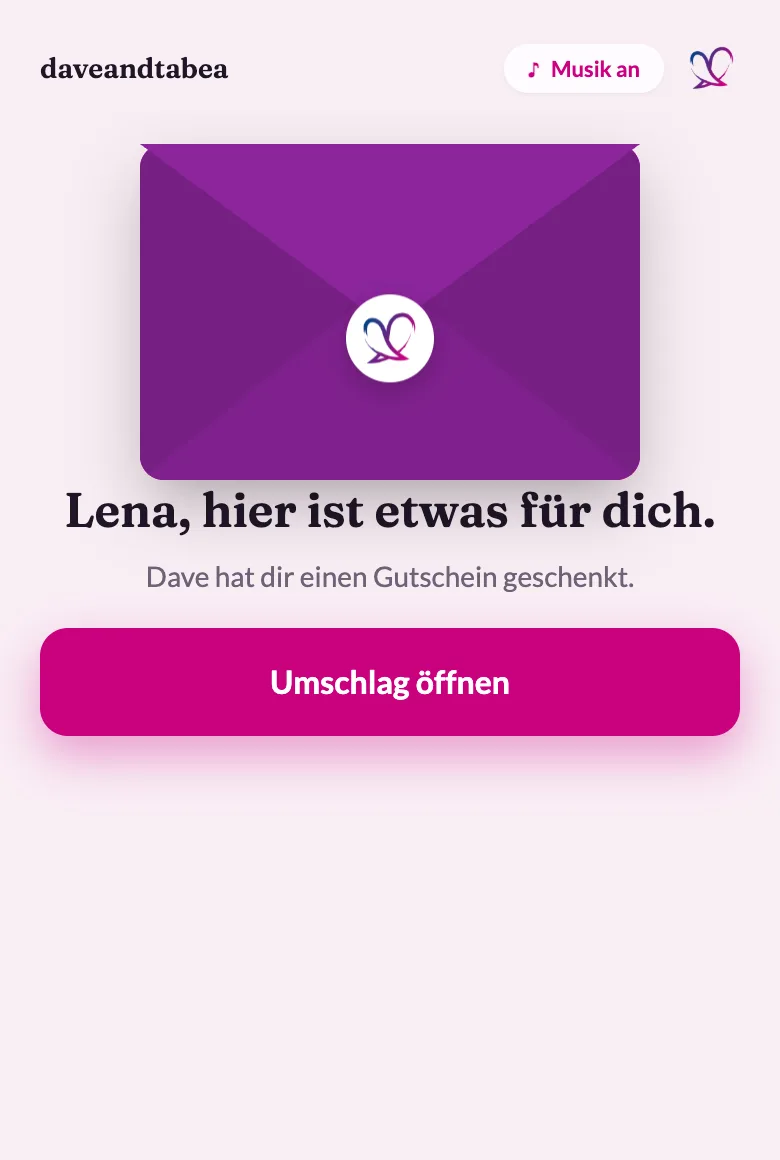 Geschenk-Seite auf dem Handy: geschlossener Umschlag mit Gruß und Knopf „Umschlag öffnen"