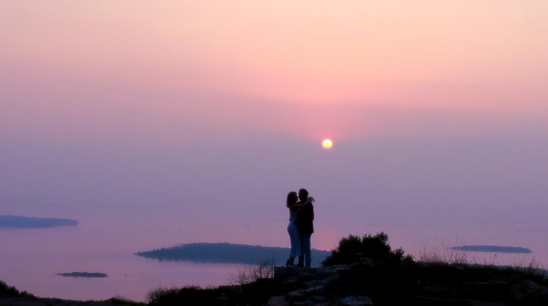 Dave und Tabea tanzen beim Sonnenuntergang