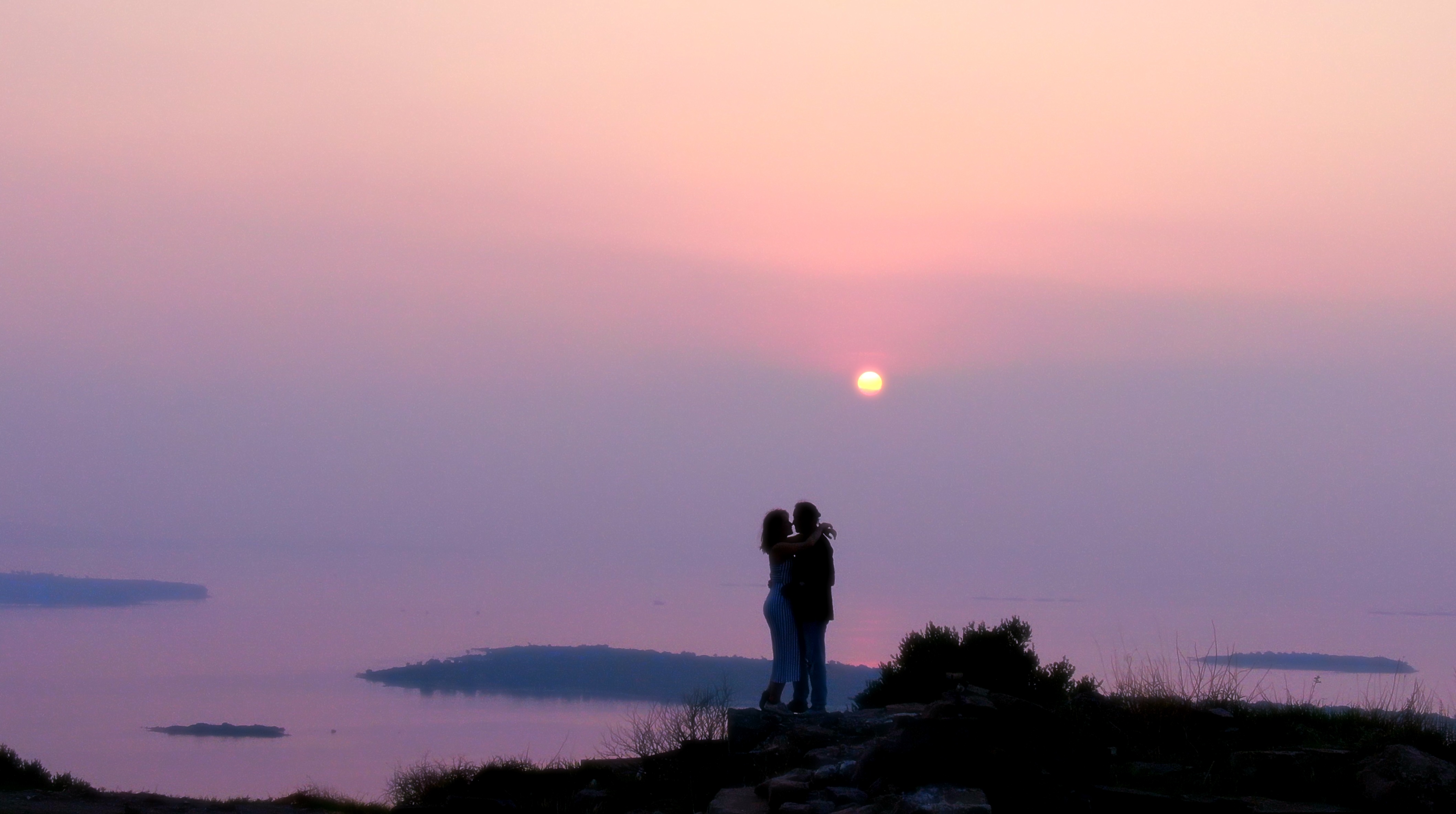 Dave und Tabea tanzen beim Sonnenuntergang